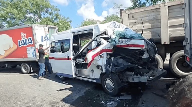 Aparatoso accidente deja 2 heridos y daños en 6 vehículos en la Villahermosa – Frontera