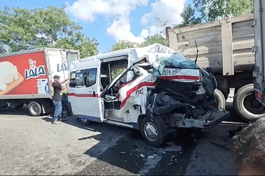 Aparatoso accidente deja 2 heridos y daños en 6 vehículos en la Villahermosa – Frontera