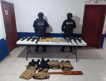 Dejan arsenal y drogas en camioneta al huir en Jalapa