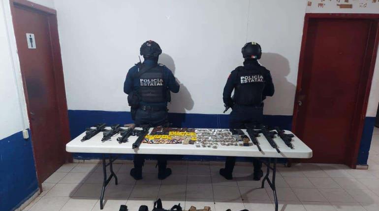 Dejan arsenal y drogas en camioneta al huir en Jalapa