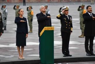 Encabezan AMLO y Sheinbaum izamiento de bandera en memoria de las víctimas de los sismos del 85 y 2017