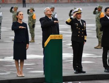 Encabezan AMLO y Sheinbaum izamiento de bandera en memoria de las víctimas de los sismos del 85 y 2017