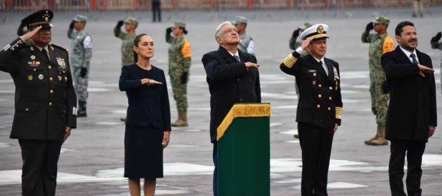 Encabezan AMLO y Sheinbaum izamiento de bandera en memoria de las víctimas de los sismos del 85 y 2017