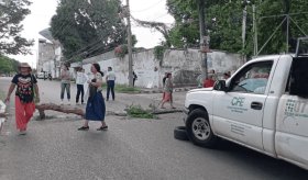 Cansado de los apagones, vecinos del fraccionamiento Palmitas, Centro cierran Méndez