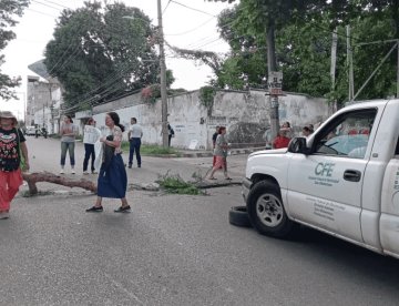 Cansado de los apagones, vecinos del fraccionamiento Palmitas, Centro cierran Méndez