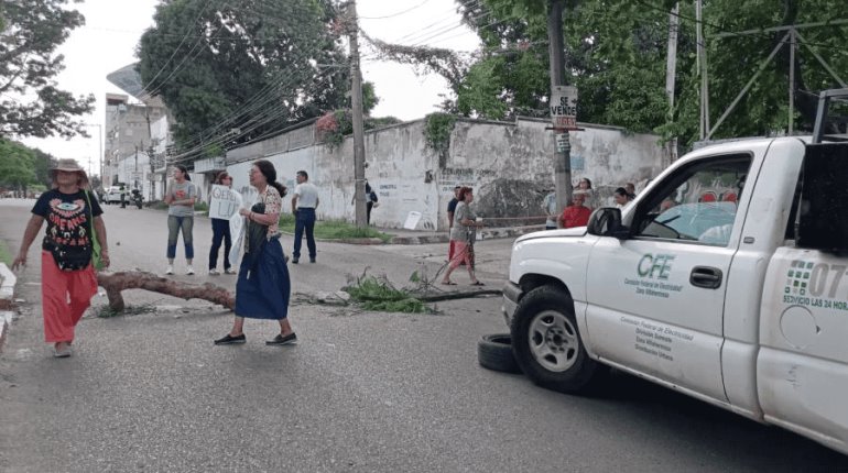 Cansado de los apagones, vecinos del fraccionamiento Palmitas, Centro cierran Méndez