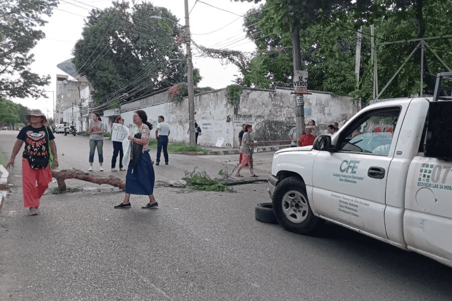 Cansado de los apagones, vecinos del fraccionamiento Palmitas, Centro cierran Méndez