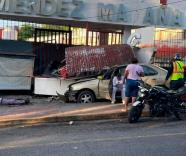 Pierde los frenos y choca contra puesto en el mercado de La Sierra