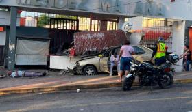 Pierde los frenos y choca contra puesto en el mercado de La Sierra