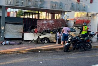 Pierde los frenos y choca contra puesto en el mercado de La Sierra