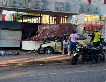 Pierde los frenos y choca contra puesto en el mercado de La Sierra