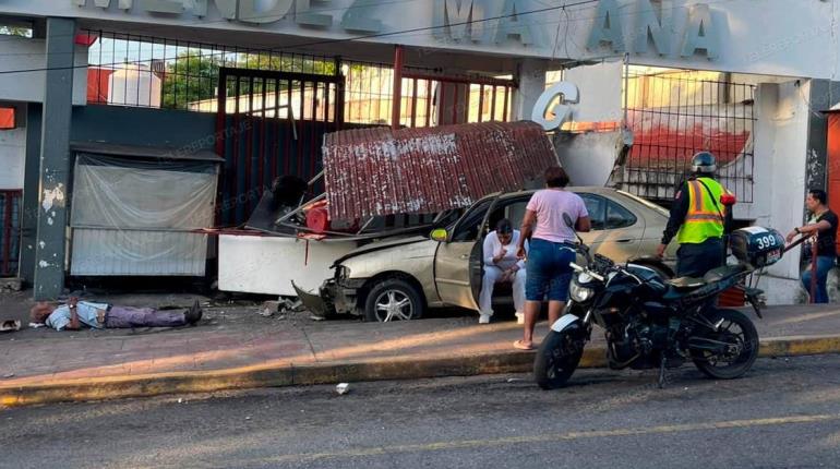 Pierde los frenos y choca contra puesto en el mercado de La Sierra