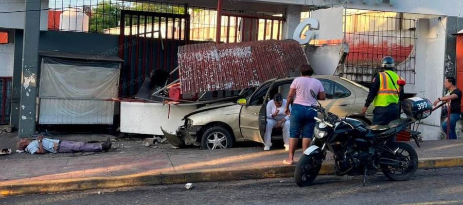 Pierde los frenos y choca contra puesto en el mercado de La Sierra