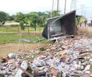 Tráiler pierde contenedor en la Villahermosa - Frontera y termina volcado