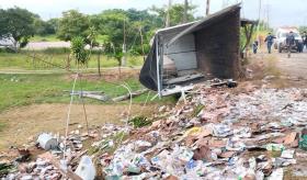 Tráiler pierde contenedor en la Villahermosa - Frontera y termina volcado