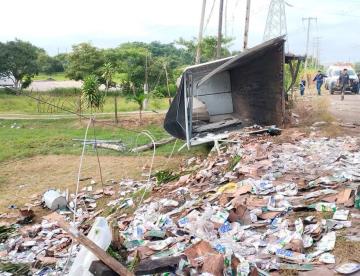 Tráiler pierde contenedor en la Villahermosa - Frontera y termina volcado