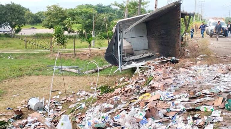 Tráiler pierde contenedor en la Villahermosa - Frontera y termina volcado