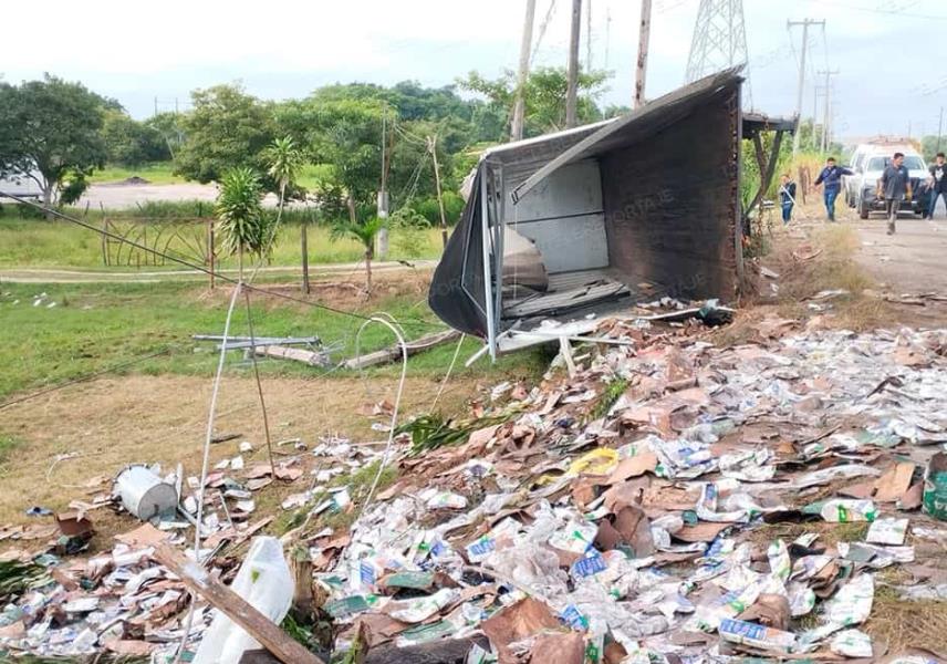 Tráiler pierde contenedor en la Villahermosa - Frontera y termina volcado