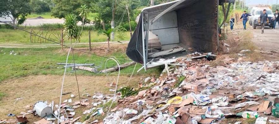 Tráiler pierde contenedor en la Villahermosa - Frontera y termina volcado