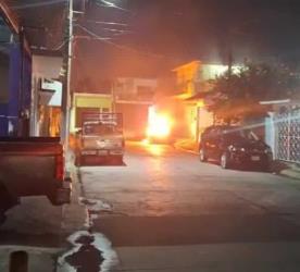 Reportan balacera, asalto a un Oxxo y el incendio de un vehículo en Comalcalco