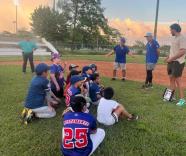 Guty Ruiz visita Tabasco y convive con pequeños beisbolistas