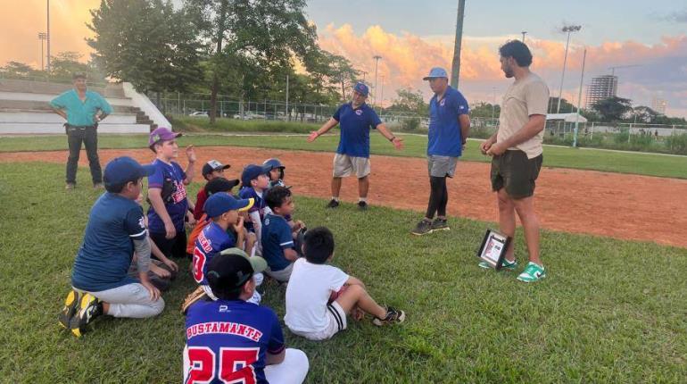 Guty Ruiz visita Tabasco y convive con pequeños beisbolistas