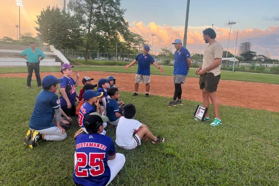 Guty Ruiz visita Tabasco y convive con pequeños beisbolistas