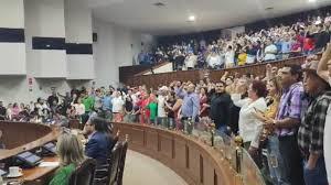 "¡Fuera Rocha!": Gritan estudiantes de la UAS al irrumpir en Congreso de Sinaloa