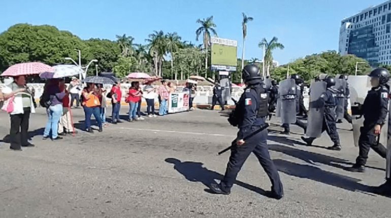 Con antimotines retiran a trabajadores de Salud en Ruiz Cortines