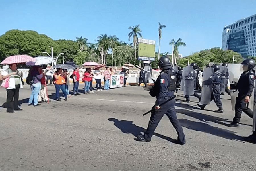 Con antimotines retiran a trabajadores de Salud en Ruiz Cortines