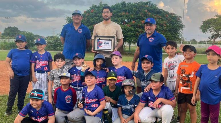 Guty Ruiz convive con pequeños beisbolistas antes de reportar con Navojoa