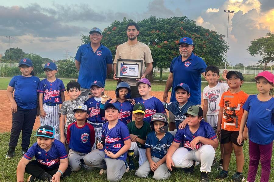 Guty Ruiz convive con pequeños beisbolistas antes de reportar con Navojoa