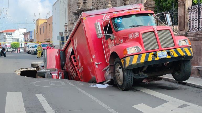 Caen 2 vehículos en socavón en calles de Irapuato, Guanajuato