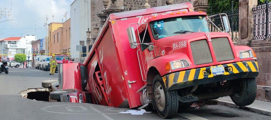 Caen 2 vehículos en socavón en calles de Irapuato, Guanajuato