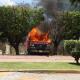 Normalistas lanzan petardos e incendian auto frente al cuartel de Iguala