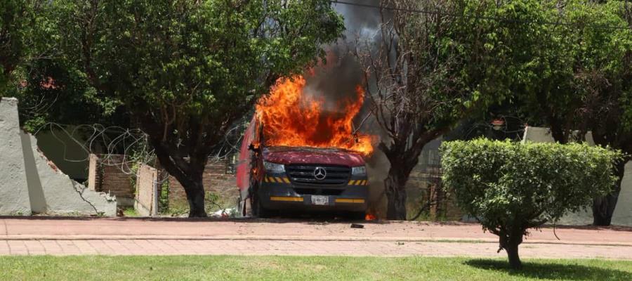 Normalistas lanzan petardos e incendian auto frente al cuartel de Iguala