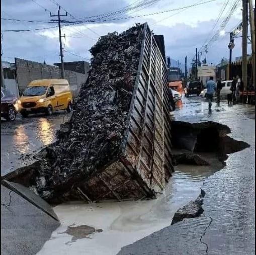 Enorme socavón casi se traga un tráiler en Parque Industrial de Puebla