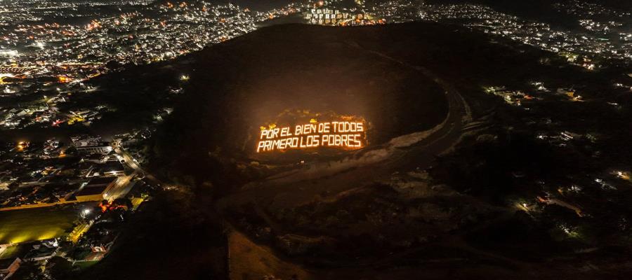 Con letrero luminoso reciben a AMLO en su última gira por Oaxaca