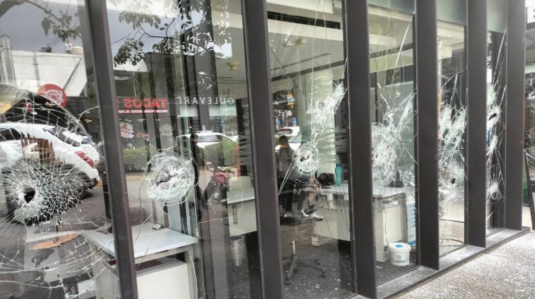 Presuntos normalistas vandalizan comercios durante marcha en Oaxaca