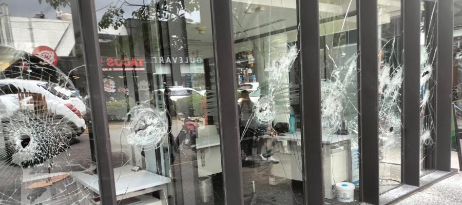 Presuntos normalistas vandalizan comercios durante marcha en Oaxaca