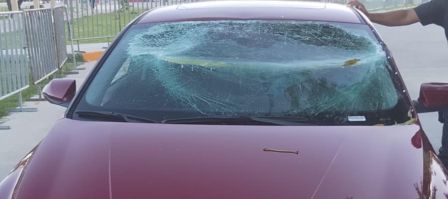 Conductor ebrio colisiona contra pluma en estacionamiento del Centenario