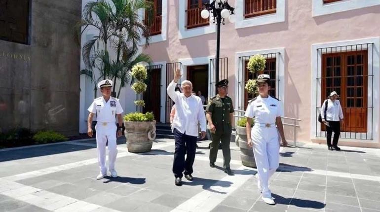 "Dictador" le gritan a AMLO en Veracruz y le lanzan botella