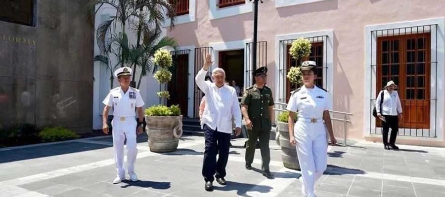 "Dictador" le gritan a AMLO en Veracruz y le lanzan botella