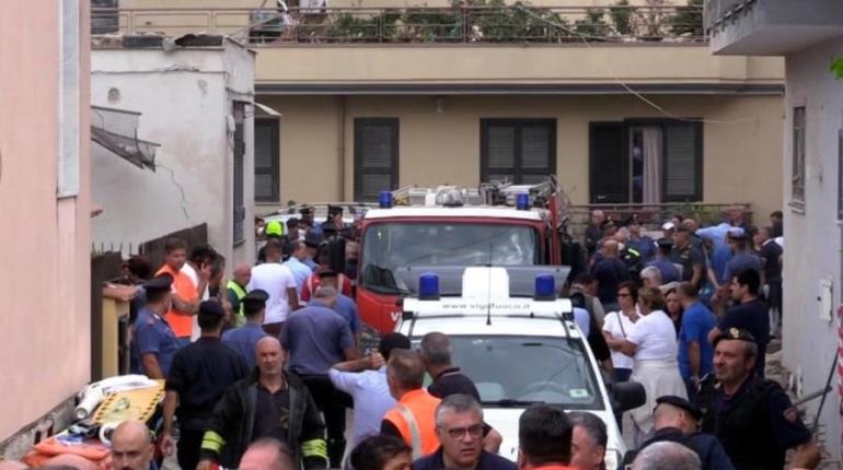 Dos niños y su madre mueren aplastados tras derrumbe de edificio en Nápoles, Italia