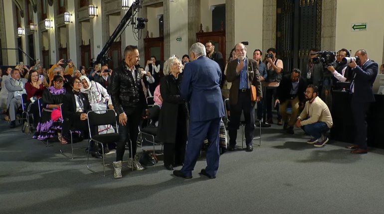 Elena Poniatowska se reencuentra con AMLO en Palacio Nacional