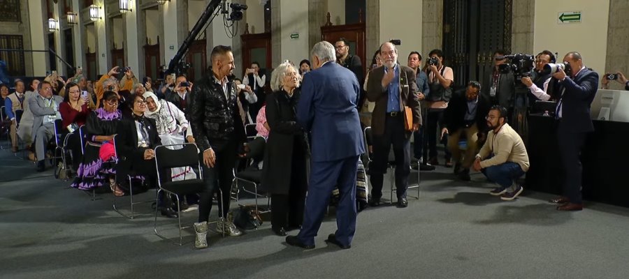 Elena Poniatowska se reencuentra con AMLO en Palacio Nacional