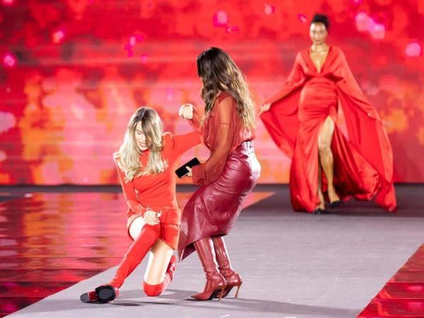 Belinda se cae en desfile de la Semana de la Moda en París