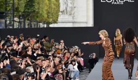 A sus 86 años, Jane Fonda deslumbra en desfile de LOreal