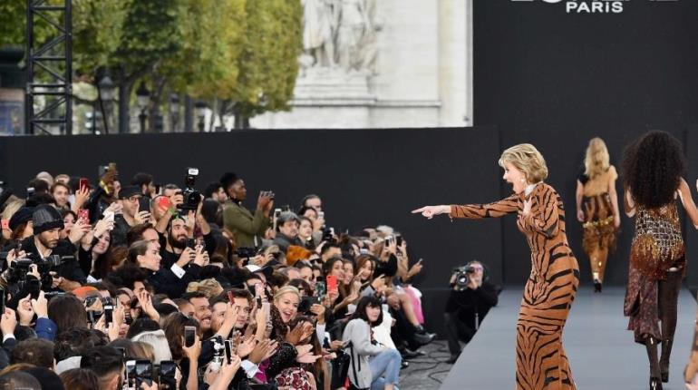 A sus 86 años, Jane Fonda deslumbra en desfile de LOreal