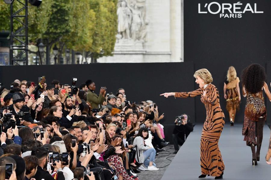 A sus 86 años, Jane Fonda deslumbra en desfile de LOreal